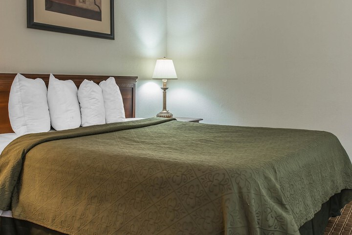 1 Queen Bed (11 of 17)