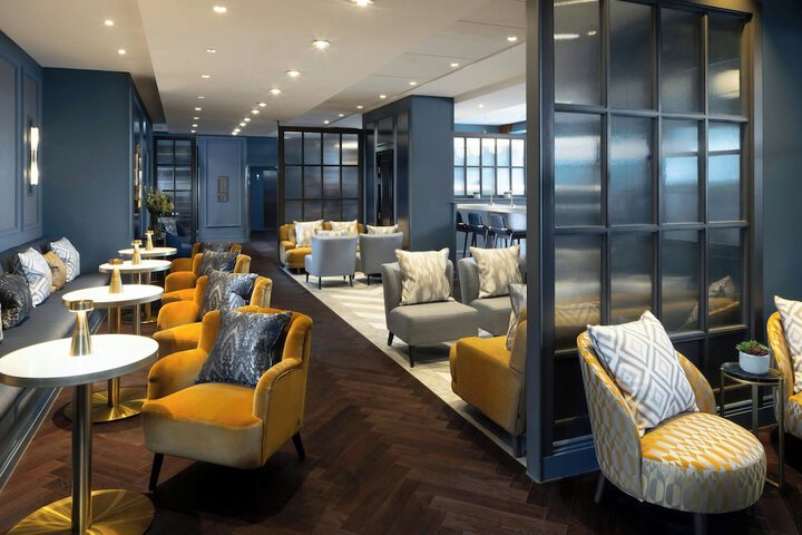 Lounge 51 of 59