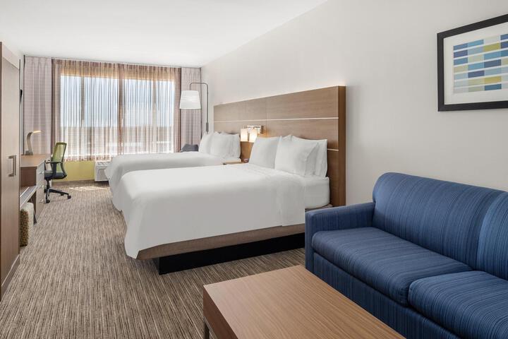 1 Queen Bed (8 of 10)