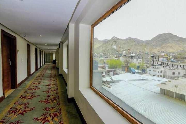 Ballroom/Hall 28 of 32