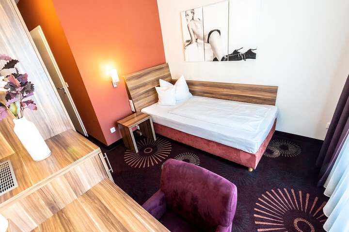 Room 4 of 40