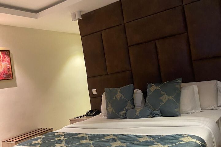 Room 9 of 28