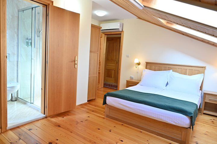Room 6 of 16
