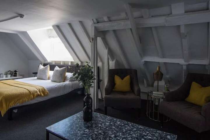 Room 5 of 16