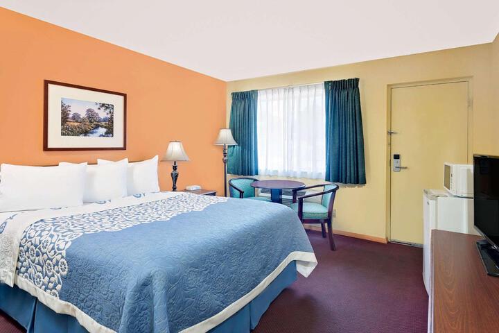1 Queen Bed (2 of 10)