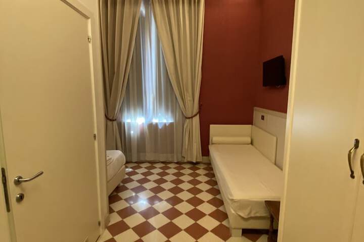 Room 25 of 180