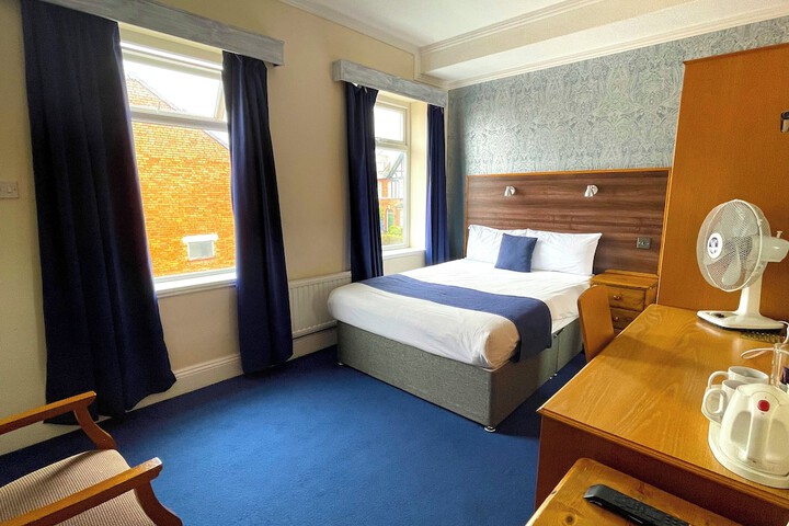 Room 42 of 208
