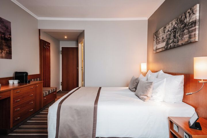 Room 4 of 42