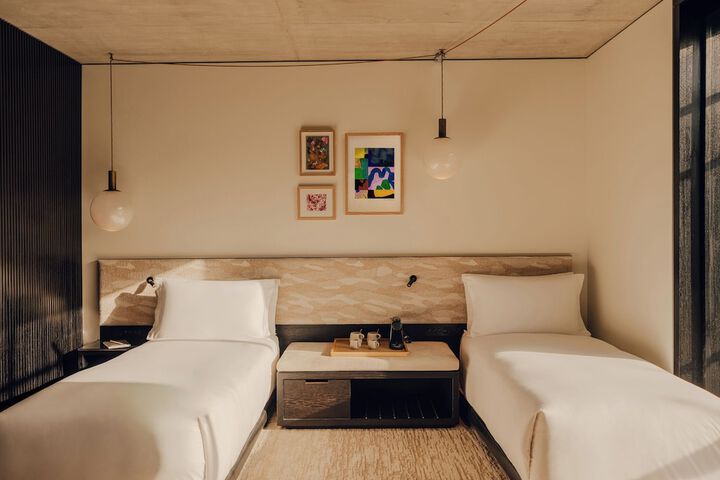 Room 48 of 102