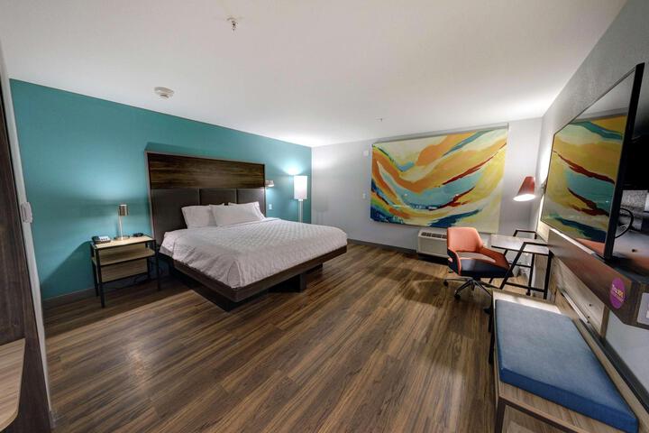 1 King Bed (5 of 10)