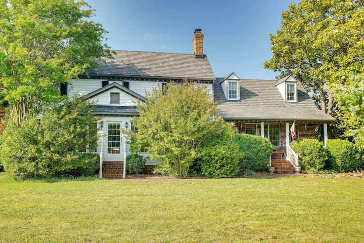 Terre Haute Manor Farmhouse w / Gardens & Deck!