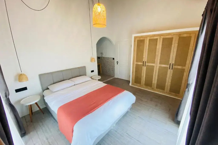 Room 4 of 13