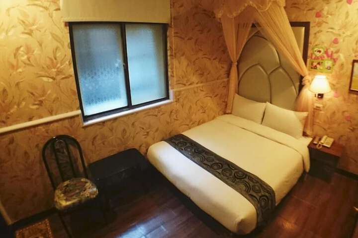 Room 12 of 34