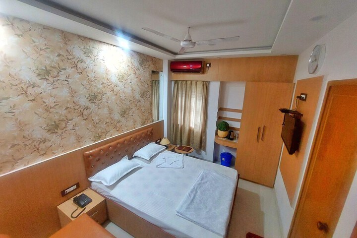 Room 12 of 19