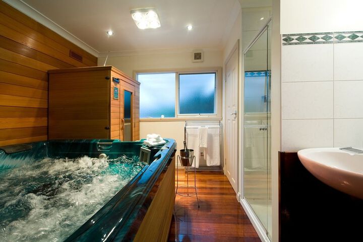 Hot Tub 5 of 9
