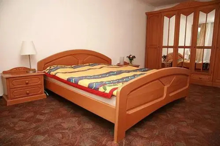 Room 6 of 9