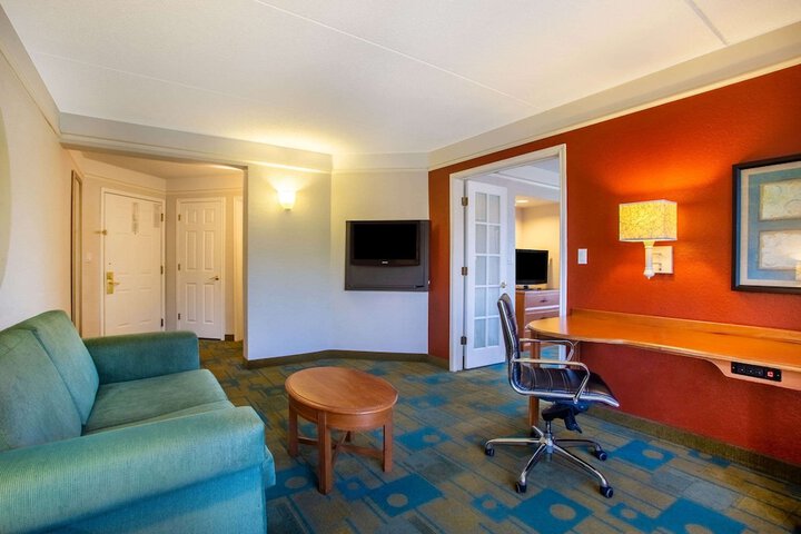 1 King Bed Deluxe Room (12 of 16)