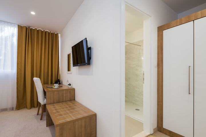 Room 32 of 54