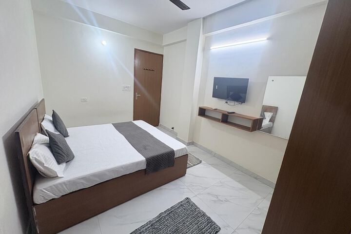 Room 13 of 28