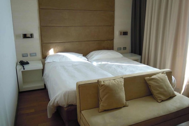 Room 18 of 119