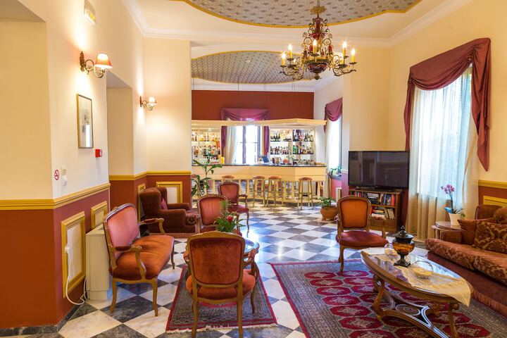 Lounge 65 of 83