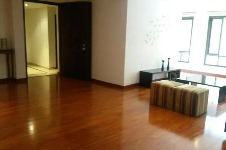 Room 4 of 13