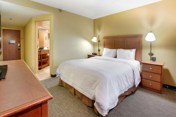 1 Queen Bed Accessible (7 of 19)