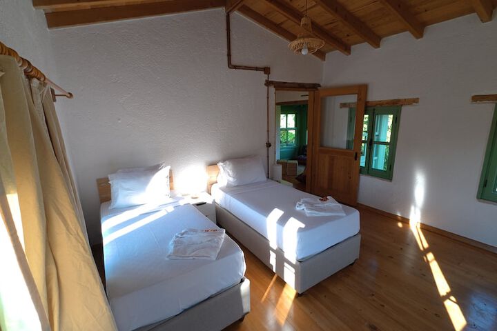 Room 3 of 28