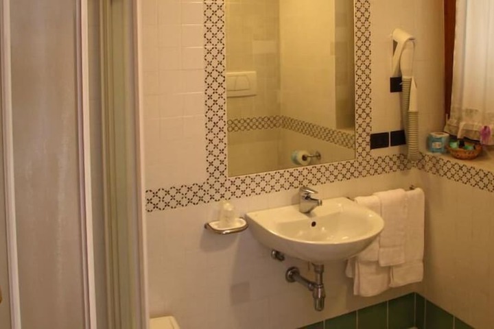 Room 21 of 43
