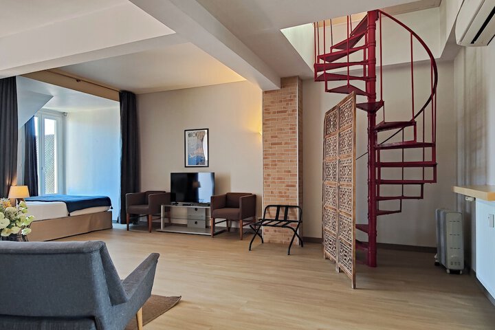Room 47 of 198