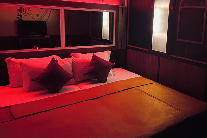 Room 7 of 16