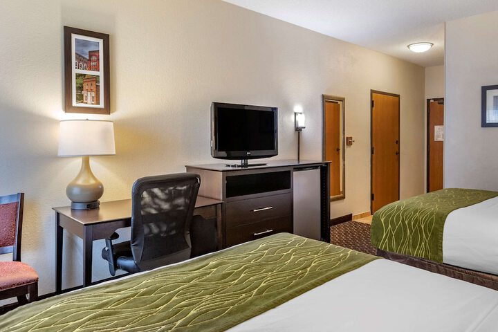 2 Queen Beds (7 of 12)