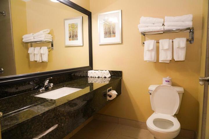 2 Queen Beds Accessible (8 of 18)