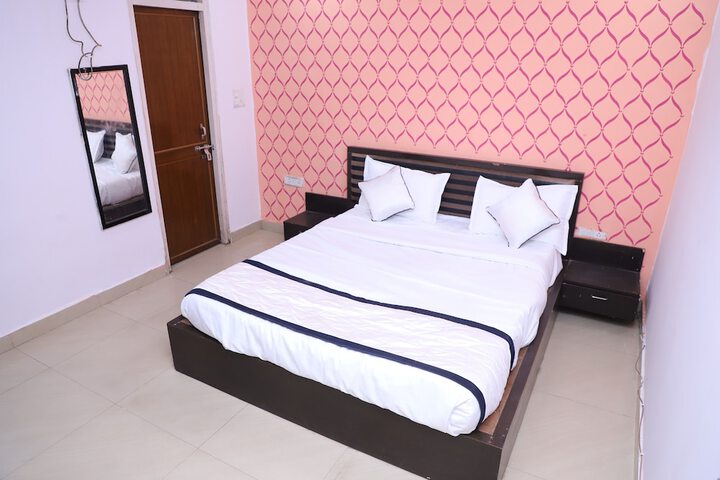 Room 7 of 12