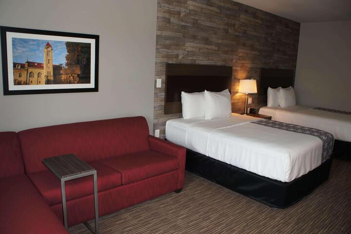 2 Queen Beds Mobility Accessible with Bathtub Grab Bars (10 of 12)