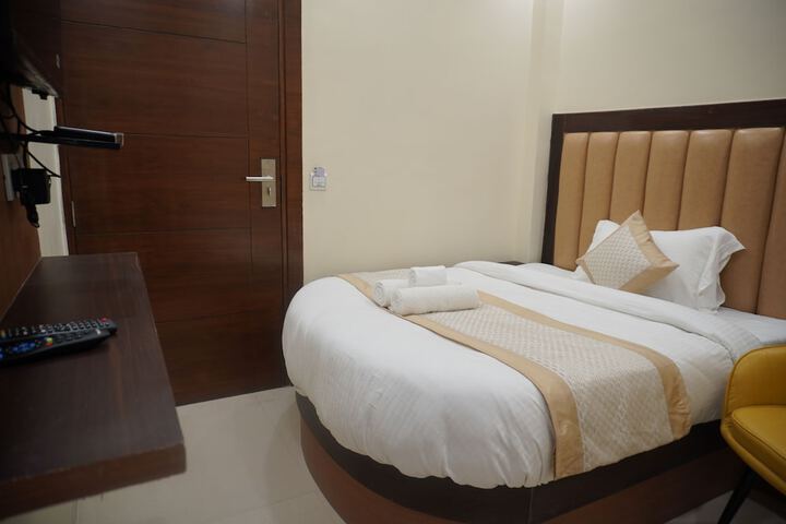 Room 10 of 30