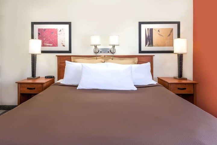 1 King Bed (4 of 8)