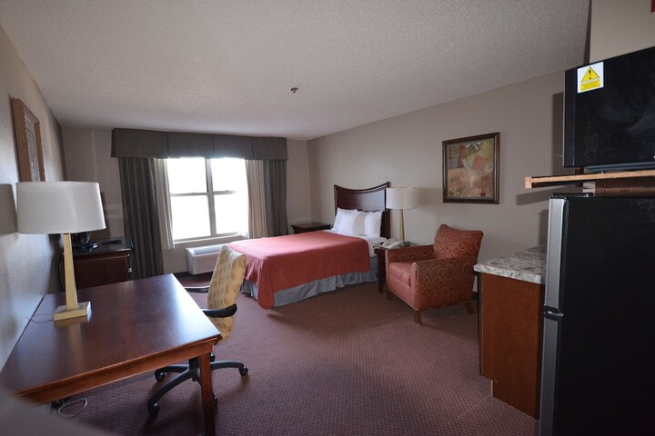 Suite Queen Bed Kitchen (3 of 22)