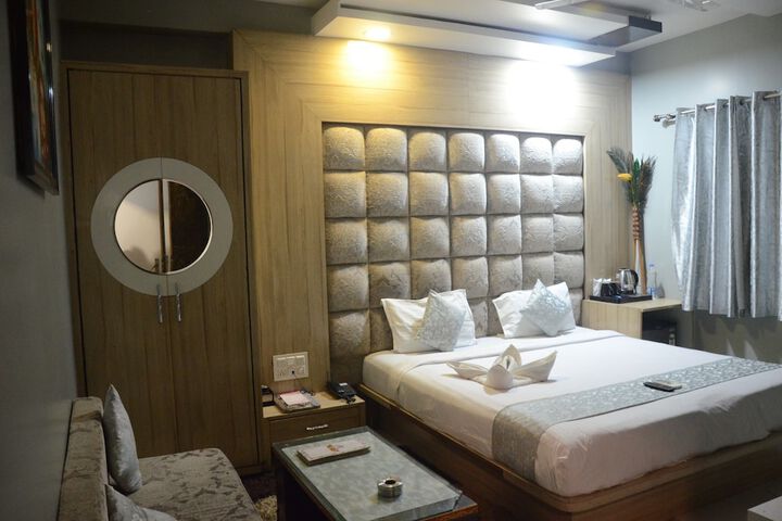 Room 6 of 12