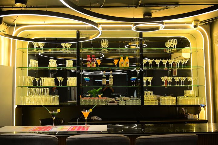 Lounge 14 of 23