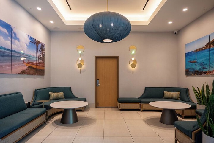 Lobby lounge