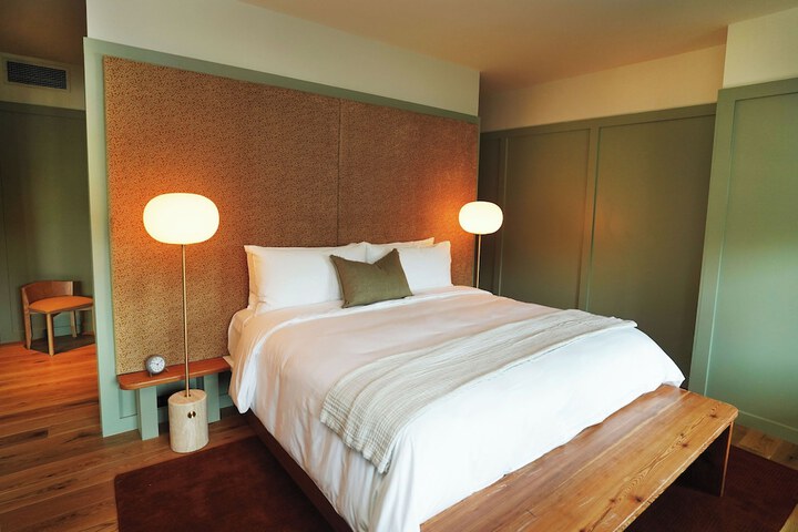 Room 4 of 53