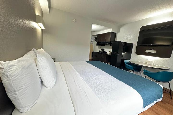 1 King Bed Kitchenette (4 of 6)