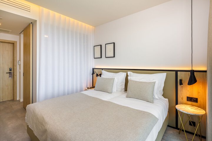 Room 10 of 68