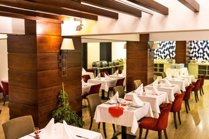 Dining 16 of 19