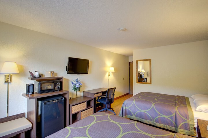 1 Queen Bed (4 of 20)