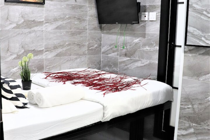 Room 7 of 32