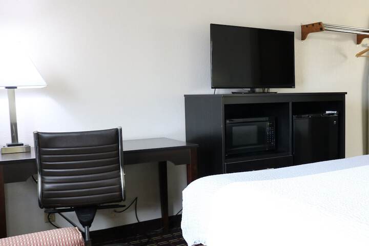 1 Queen Bed (16 of 23)