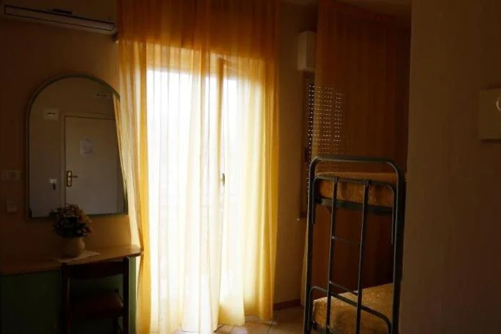 Room 4 of 14