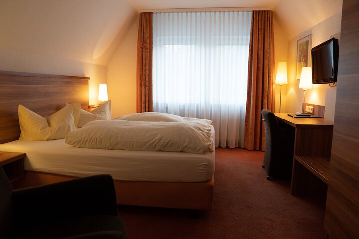 Room 8 of 27